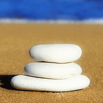Zen stones that transmit the concept of beach safety