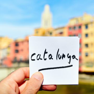 Post-it with the word Catalonia, with Girona in the background, one of the favorite Barcelona Day Excursions | ForeverBarcelona