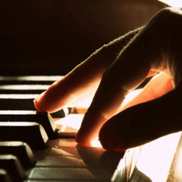 pianist hand in one of the Live music in Barcelona restaurants