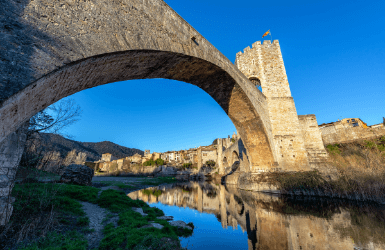 medieval towns catalonia: Besalu