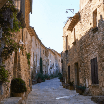 Top medieval towns near Barcelona: strolling around old alleys