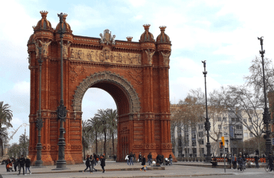 Arch of Triumph in Dreta de l'Eixample. Restaurants in this area are frequented by locals.