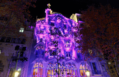 Barcelona Christmas lights: Casa Batllo light show